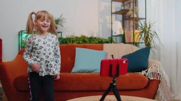 enfant enfant fille blogueur influenceur fabrication Danse vidéo pour social médias réseau sur téléphone intelligent à Accueil video