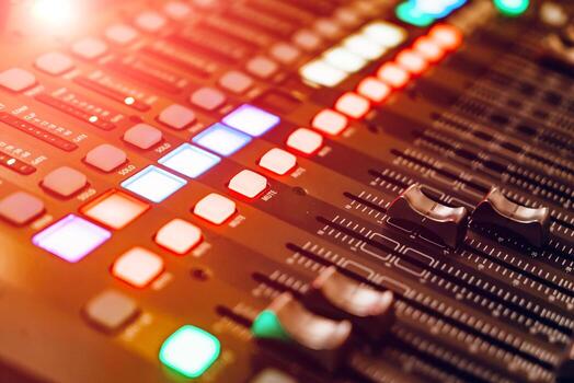 mezcla consola para grabación con faders y brillante botones es en el edificio. de cerca foto