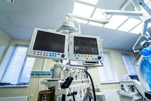 médico dispositivos, interior hospital diseño concepto. interior de operando habitación en moderno clínica, pantalla con pruebas de cerca foto