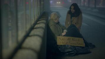 elegant Dame Treffen obdachlos Mann betteln beim Zug Bahnhof Gefühl mitfühlend video