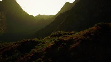 das Sonne ist Rahmen Über ein Berg Angebot video