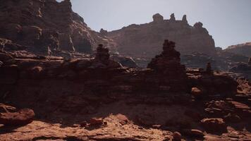 uma Rocha formação dentro a meio do uma deserto video