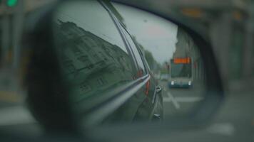 pOV se av bil spegel körning på urban stad väg video