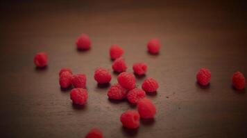 vers biologisch rood frambozen fruit Aan houten tafel achtergrond video