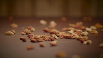 mezclado nueces de Almendras pacana nueces anacardos avellanas en de madera mesa video