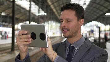 empresario redes en móvil tableta dispositivo en el ciudad video
