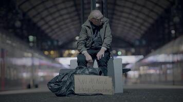 mayor Vagabundo hombre sufrimiento desde pobreza mirando para ayuda a tren estación video