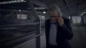 grigio pensionato maturo anziano uomo d'affari parlando arrabbiato su mobile Telefono video