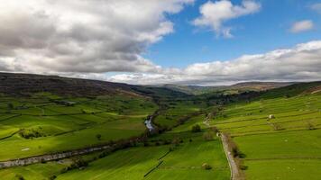 aéreo ver de el campo la carretera y colinas en Yorkshire foto