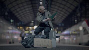 arm dakloos Mens vinden gebroken spiegel denken over de Verleden en toekomst video