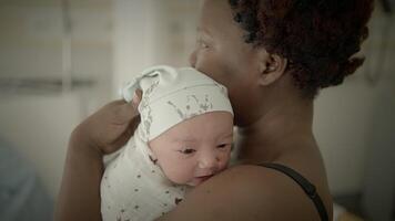 joven africano madre acostado en hospital cama participación recién nacido bebé después nacimiento video