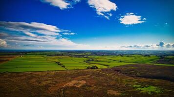 aéreo ver de el granja tierra en Yorkshire valles durante el verano foto