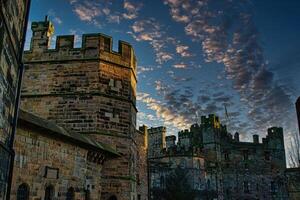 medieval castillo a oscuridad con dramático cielo y nubes en lancaster. foto