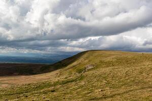 nubes terminado el colinas en Yorkshire valles foto