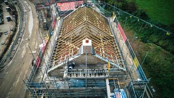 aéreo ver de construcción sitio con de madera techo marco de referencia y andamio. foto