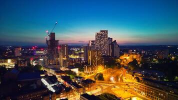 oscuridad paisaje urbano con iluminado edificios y calles, exhibiendo urbano desarrollo y horizonte en leeds, yorkshire. foto