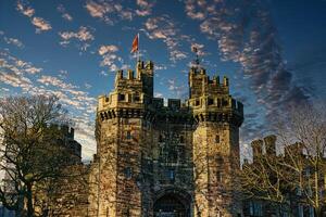 histórico Roca castillo con torres en contra un azul cielo con dispersado nubes a puesta de sol en lancaster. foto