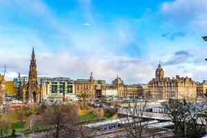 panorámico ver de un histórico paisaje urbano con un prominente Monumento y clásico arquitectura debajo un azul cielo con nubes foto