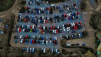 aéreo ver de un concurrido estacionamiento lote con varios carros pulcramente estacionado en filas, exhibiendo urbano transporte y infraestructura en york, norte Yorkshire foto