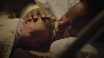 pasgeboren baby zuigeling aan het liegen in bed Bij nacht in bevalling kliniek kamer slapen video