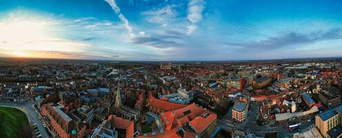 panorámico aéreo ver de un paisaje urbano a oscuridad con histórico edificios y un dramático cielo en york, norte Yorkshire foto