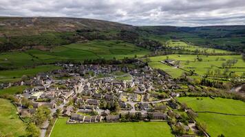 escénico aéreo ver de el pequeño pueblo en yorkshire, Inglaterra foto