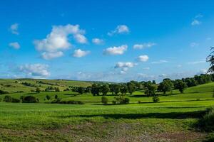 paisaje foto de el colinas y claro cielo en Yorkshire valles