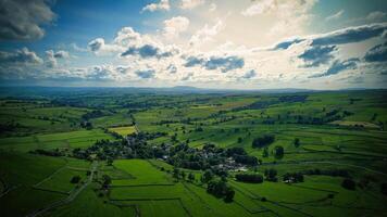 épico puesta de sol encima el colinas en Yorkshire foto