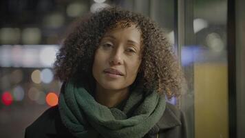 porträtt av ung Lycklig kvinna med lockigt hår tänkande positiv optimistisk video