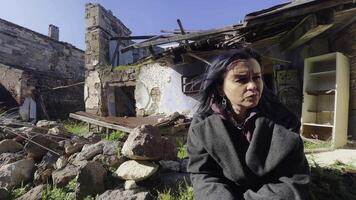 triste mujer en pie siguiente a su colapsado casa después el terremoto video