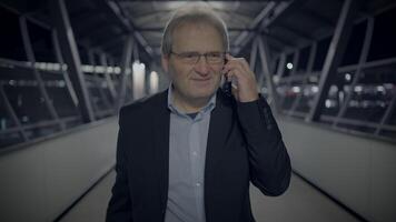 positiv Emotionen von Alten Vorsitzender Boss haben ein Telefon Konversation beim Nacht video