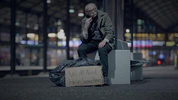 Alten obdachlos Mann Leiden von Armut suchen zum Hilfe beim Zug Bahnhof video