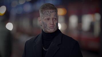 non conventionnel Jeune homme couvert dans tatouages et foncé noir vêtements video