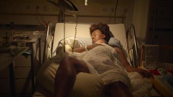 nyfödd bebis spädbarn liggande i säng på natt i förlossning klinik rum sovande video