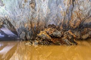 estalagmita y estalactita formación en el colgar hijo polla cueva en Vietnam foto