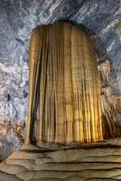 estalagmita y estalactita formación en el paraíso cueva en Vietnam foto