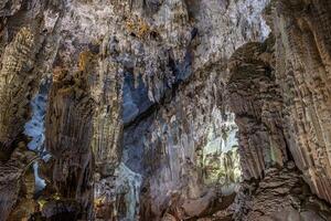 estalagmita y estalactita formación en el colgar hijo polla cueva en Vietnam foto