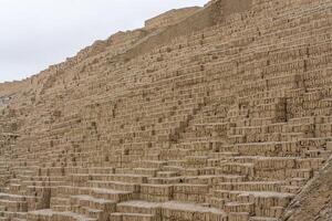 el casi 2000 año antiguo pirámide de huaca pucllana construido de mano hecho barro ladrillos en medio de el miraflores distrito en lima, Perú foto