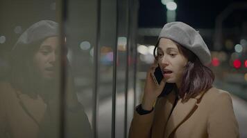 stressé femme parlant inquiet sur téléphone intelligent dans le ville à nuit video