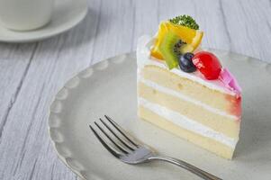 un pedazo de pastel en un plato con un tenedor foto