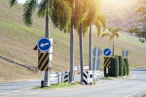 un tráfico firmar indica un mano izquierda intersección adelante. foto