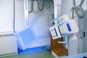 médico equipo para cirugía tecnología en blanco pabellón. emergencia medicina dispositivos para cirujano. foto
