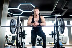 hermoso joven fuerte hombre en el gimnasia. sano culturismo hombre trabajando afuera. foto