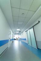 médico moderno interior de corredor en hospital. cuidado de la salud clínico interior en corredor. foto