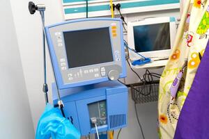 monitor pantalla de médico equipo. profesional hospital dispositivo en moderno hospital pabellón. foto