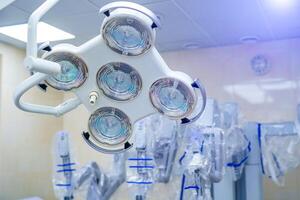 moderno quirúrgico sistema. médico robot. mínimamente invasor robótico cirugía. foto