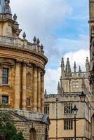 histórico arquitectura con florido Roca fachadas y agujas debajo un nublado cielo en oxford, Inglaterra. foto