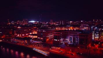 noche paisaje urbano con iluminado edificios y frente al mar, exhibiendo urbano la vida nocturna y arquitectura en Newcastle sobre Tyne foto