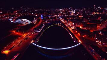 aéreo noche ver de un paisaje urbano con iluminado carreteras y puentes, destacando urbano arquitectura en Newcastle sobre Tyne foto