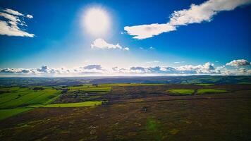 escénico aéreo ver de el granja tierra en Yorkshire valles, con claro cielo con algunos nubes foto